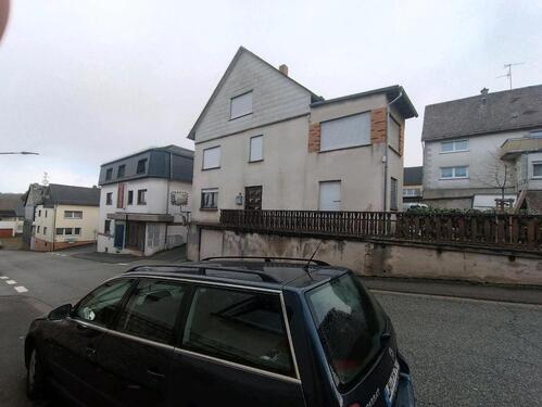 Foto - Stark Renovierungsbedürftige Haus mit Scheine