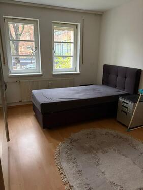 Foto - Helles Zimmer mit Terrasse in 2er WG – voll möbliert, 800€ warm,