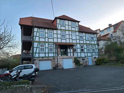 Foto - ehemaliges Bauerhaus mit Scheune im Ortskern von Guxhagen