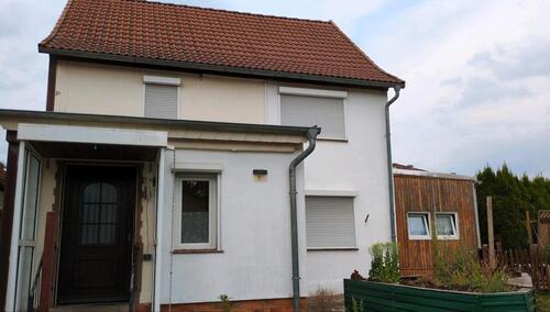 Foto - freistehendes Einfamilienhaus mit kleinen Garten und Nebengelass
