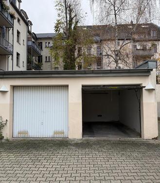 Foto - Doppelgaragenhälfte inklusive elektrischen Toröffner und Strom