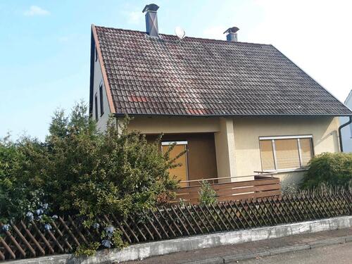 Foto - Freistehendes Einfamilienhaus mit Garten und Garage