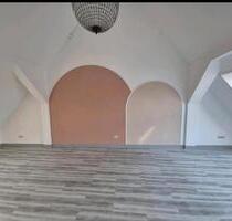Helle Dachgeschoss Wohnung mit Galerie - Haßloch