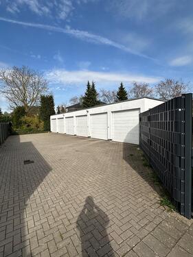 Foto - Moderner Garagenstellplatz mit elektrischem Tor – opt. Wallbox