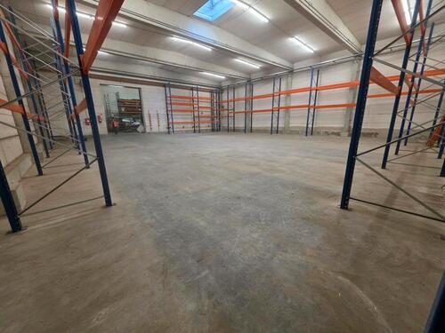Foto - Lagerhalle 353 m² – 6,7 m Höhe – mit Regalen