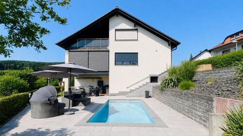 Foto - Einfamilienhaus mit Einliegerwohnung und Pool, sonnige Lage