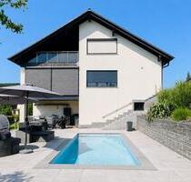 Einfamilienhaus mit Einliegerwohnung und Pool, sonnige Lage - Aura im Sinngrund