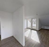 Renovierte 4-Zimmer-Dachgeschosswohnung mit Charakter und sonnigem BALKON - Ronnenberg