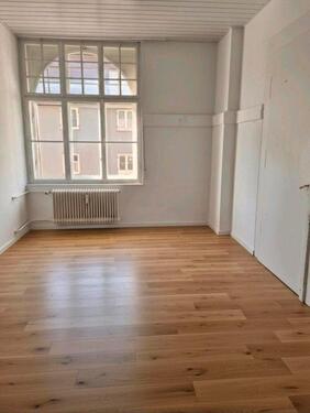 Foto - Praxis Büro Studio Tattoo Kosmetik zentral sonnig und hell