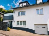 Foto - Charmante Doppelhaushälfte mit großer Terrasse, Balkon und Garage