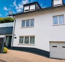 Charmante Doppelhaushälfte mit großer Terrasse, Balkon und Garage - Osann-Monzel