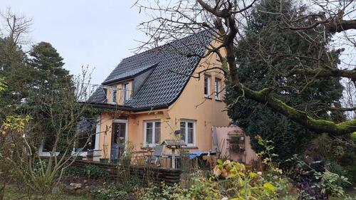 Foto - Ein stimmungsvolles Haus mit einem alten Garten