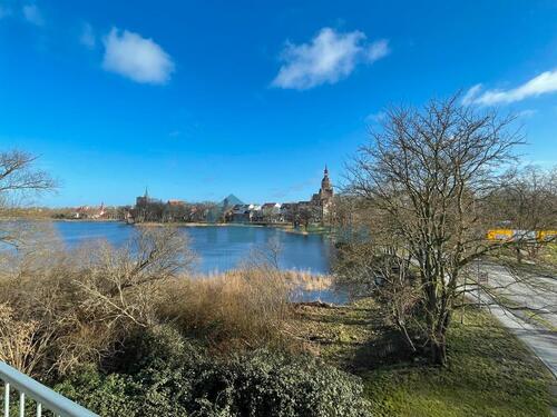 Foto - Zentral gelegene 2-Zimmer Wohnung mit Balkon, traumhafter Ausblick auf den Knieper Teich, renoviert