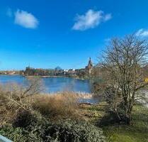 Zentral gelegene 2-Zimmer Wohnung mit Balkon, traumhafter Ausblick auf den Knieper Teich, renoviert - Stralsund Langendorfer Berg