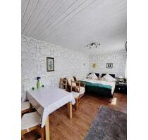 Eine gemütliche Ferienwohnung mit einer Terrasse und Blick auf - Osterspai