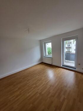Foto - Helle 2-Raumwohnung - Balkon - Tageslichtbad mit Wanne - ideal für Singles oder Pärchen