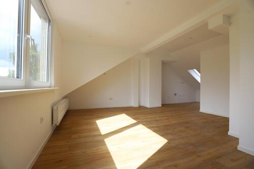 Foto - Kernsanierte und helle DG-Wohnung mit Dachterrasse!