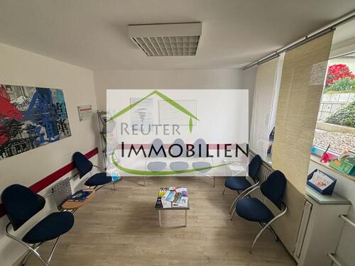 Foto - Freundliche Praxisräume im Souterrain – inkl. Treppenliftoption!