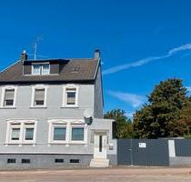 Freistehendes Mehrfamilienhaus mit Nebengebäuden in Kirkel