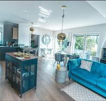 neuwertige DG-Wohnung mit Balkon, TG-Stellpl. + top Ausstattung - Forstinning