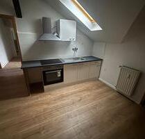 Sanierte 2,5 Zimmer-Dachgeschosswohnung mit neuer Küche - Duisburg Beeck