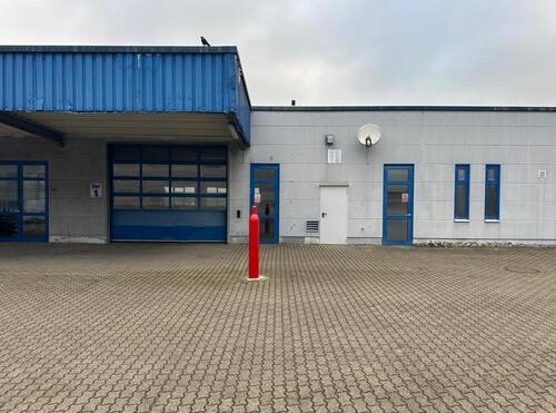 Foto - Lagerhalle mit Freifläche, LKW-Umfahrt und Sanitäranlagen – Bocholt