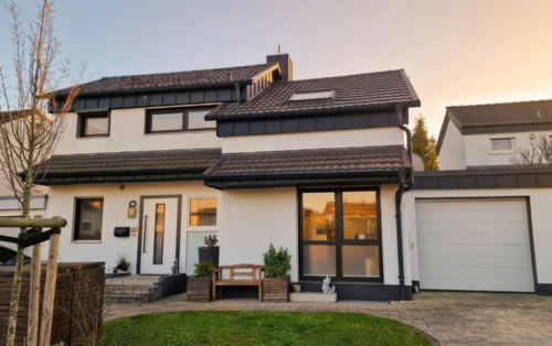 Foto - Provisionsfrei: Gepﬂegtes Einfamilienhaus mit PV-Anlage + Garage