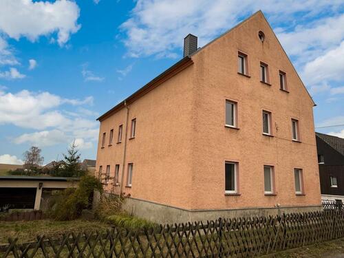 Foto - Freistehendes Haus mit Garagen, Einfahrt und Garten in Waldheim