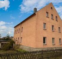 Freistehendes Haus mit Garagen, Einfahrt und Garten in Waldheim