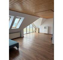 Modernisierte Dachgeschosswohnung mit zwei Zimmern sowie Balkon - Stendal