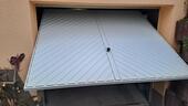 Foto - Schwingtor Garage mit Elektroantrieb