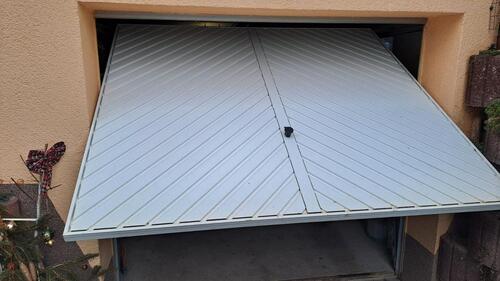 Foto - Schwingtor Garage mit Elektroantrieb