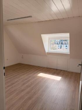 Foto - Neu renovierte zwei Zimmer Wohnung im Dachgeschoss zu vermieten