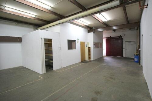 Foto - Lagerhalle mit Bürofläche Servicefläche Produktionsfläche