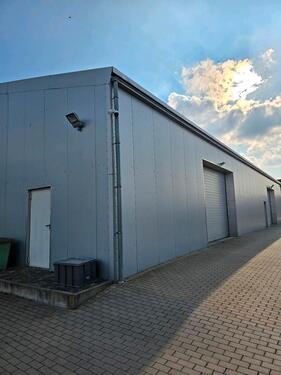 Foto - Halle zu vermieten – 150 m², ebenerdig befahrbar mit Tor