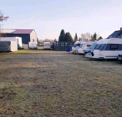 Foto - Stellplatz für Wohnmobil Wohnwagen Parkplatz auf Beton & umzäunt