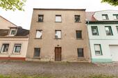 Foto - Sanierungsbedürftiges Mehrfamilienhaus mit großem Potenzial