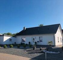 Massiver Bungalow mit Garage in Stralsund