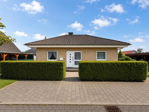 Foto - Einfamilienhaus mit Garten, Terrasse, Carport und Keller