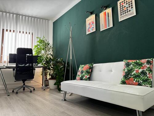 Foto - Moderne Arbeitsplätze in kreativer Agenturumgebung