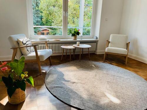 Foto - Praxisraum mit Gartenblick für Psychotherapie im Generalsviertel