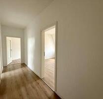 Lichtdurchflutete renovierte 2-Raumwohnung mit Stellplatz zu vermieten - Döbeln