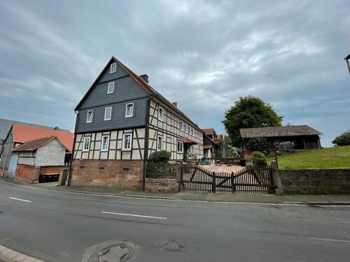 Foto - Landgut in Marburg: Vierkanthof, 5 Mietwohnungen und Obstgarten