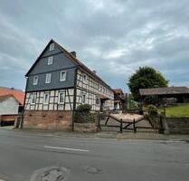 Landgut in Marburg: Vierkanthof, 5 Mietwohnungen und Obstgarten