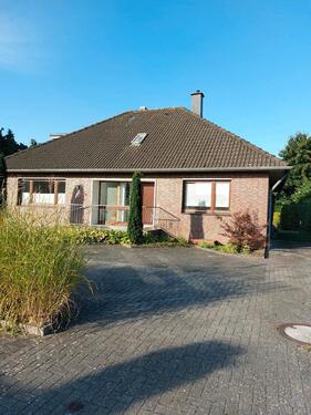 Foto - Modernisiertes Einfamilienhaus, Bungalow, mit Garage und Garten