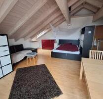 Möblierte 1-Zimmer-Dachgeschosswg, Balkon, Stellplatz und Küche - Mammendorf