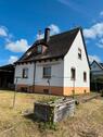 Foto - Älteres freistehendes Einfamilienhaus