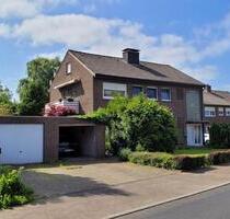Zweifamilienhaus in Selm 183 qm OG vermietet EG frei 889 qm insg.