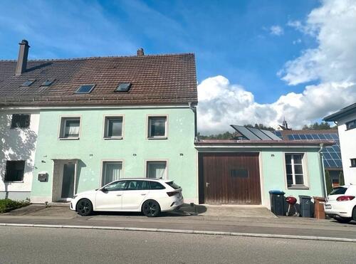 Foto - Autos, Oldtimer, Motorradsammler Haus mit riesiger Garage