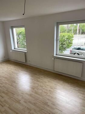 Foto - Großzügige modernisierte 2 Zimmerwohnung mit Einbauküche und Wannenbad mit Fenster